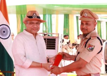 अश्विनी वैष्णव ने वलसाड में आरपीएफ स्थापना दिवस परेड की शोभा बढ़ाई और अनुकरणीय सेवा के लिए पुरस्कार विजेता आरपीएफ कर्मियों को सम्मानित किया