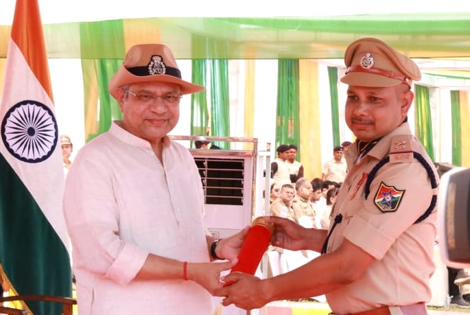 अश्विनी वैष्णव ने वलसाड में आरपीएफ स्थापना दिवस परेड की शोभा बढ़ाई और अनुकरणीय सेवा के लिए पुरस्कार विजेता आरपीएफ कर्मियों को सम्मानित किया