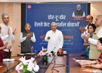 केंद्रीय मंत्री अश्विनी वैष्णव ने सोनिक इंटीग्रेटेड लॉजिस्टिक्स हब का उद्घाटन किया और दो नई डोर-टू-डोर माल ढुलाई और पार्सल सेवाओं को हरी झंडी दिखाई