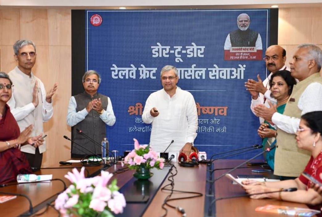 केंद्रीय मंत्री अश्विनी वैष्णव ने सोनिक इंटीग्रेटेड लॉजिस्टिक्स हब का उद्घाटन किया और दो नई डोर-टू-डोर माल ढुलाई और पार्सल सेवाओं को हरी झंडी दिखाई