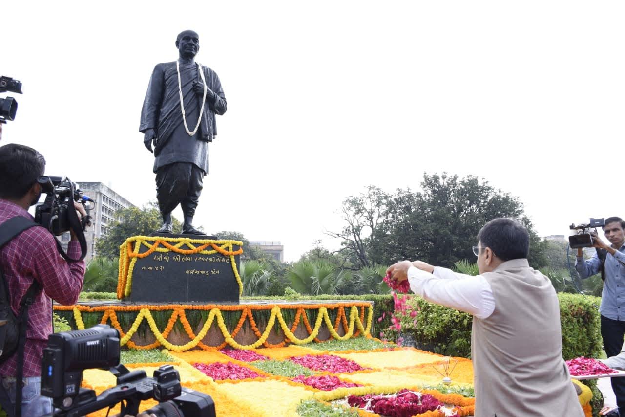 गुजरात विधानसभा में मुख्यमंत्री तथा विधानसभा अध्यक्ष ने सरदार पटेल को पुष्पांजलि अर्पित की