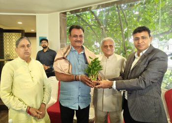 हिंदी हाई स्कूल शाहपुर के हेड क्लर्क के. एल. पांडे का सेवा-निवृत्ति समारोह एवं नव नियुक्त ट्रस्टियों का स्वागत समारोह आयोजित