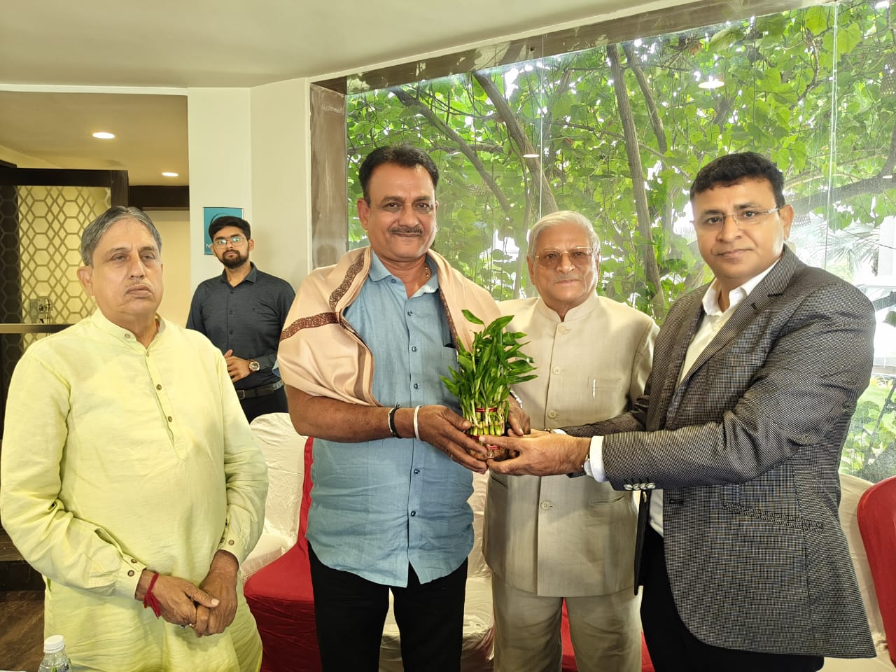 हिंदी हाई स्कूल शाहपुर के हेड क्लर्क के. एल. पांडे का सेवा-निवृत्ति समारोह एवं नव नियुक्त ट्रस्टियों का स्वागत समारोह आयोजित