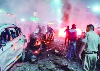 दिल्ली में लाल किले के पास कार में धमाका,8 की मौत