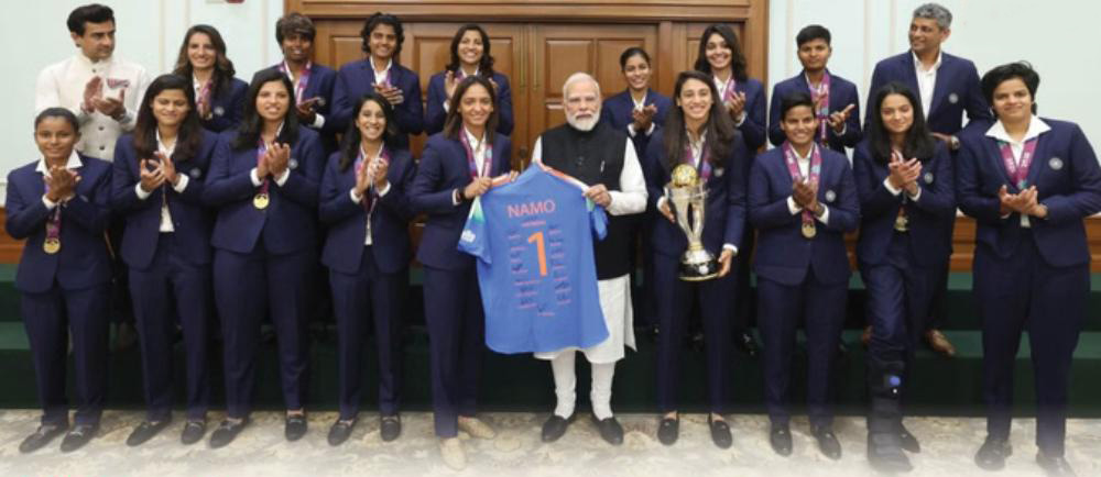पीएम मोदी से मिली भारतीय चैंपियन टीम, कप्तान हरमनप्रीत कौर ने भेंट की जर्सी पीएम ने दी पूरी टीम को बधाई