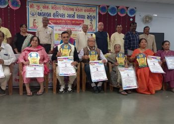 सूरत में भव्य ‘दीर्घकालिन हिंदी सेवी अंतरराष्ट्रीय सम्मान समारोह’ संपन्न