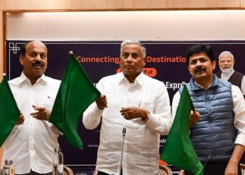 श्री वी. सोमन्ना ने तिरुपति-साईनगर शिरडी एक्सप्रेस को हरी झंडी दिखाई