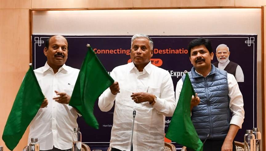 श्री वी. सोमन्ना ने तिरुपति-साईनगर शिरडी एक्सप्रेस को हरी झंडी दिखाई