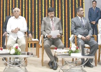 अंतरराष्ट्रीय भ्रष्टाचार विरोधी दिवस पर राज्य भ्रष्टाचार विरोधी आयोग द्वारा हिंदी हाई स्कूल शाहपुर, अहमदाबाद के छात्र का सम्मान विद्यालय के मैनेजिंग ट्रस्टी गोपीराम गुप्ता ने विद्यार्थी युवराज दर्जी को बधाई दी