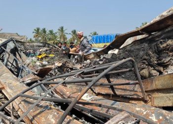 कर्नाटक में स्लीपर बस में आग, 10 जिंदा जले, तमिलनाडु में बस ने 2 कारें कुचलीं, 9 की मौत