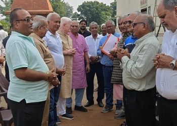 एपलवुड विला शेला के वरिष्ठजनों ने गुछली स्थित रामेश्वर मंदिर में ओमकारेश्वर महादेव का रुद्राभिषेक किया