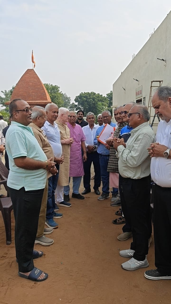 एपलवुड विला शेला के वरिष्ठजनों ने गुछली स्थित रामेश्वर मंदिर में ओमकारेश्वर महादेव का रुद्राभिषेक किया