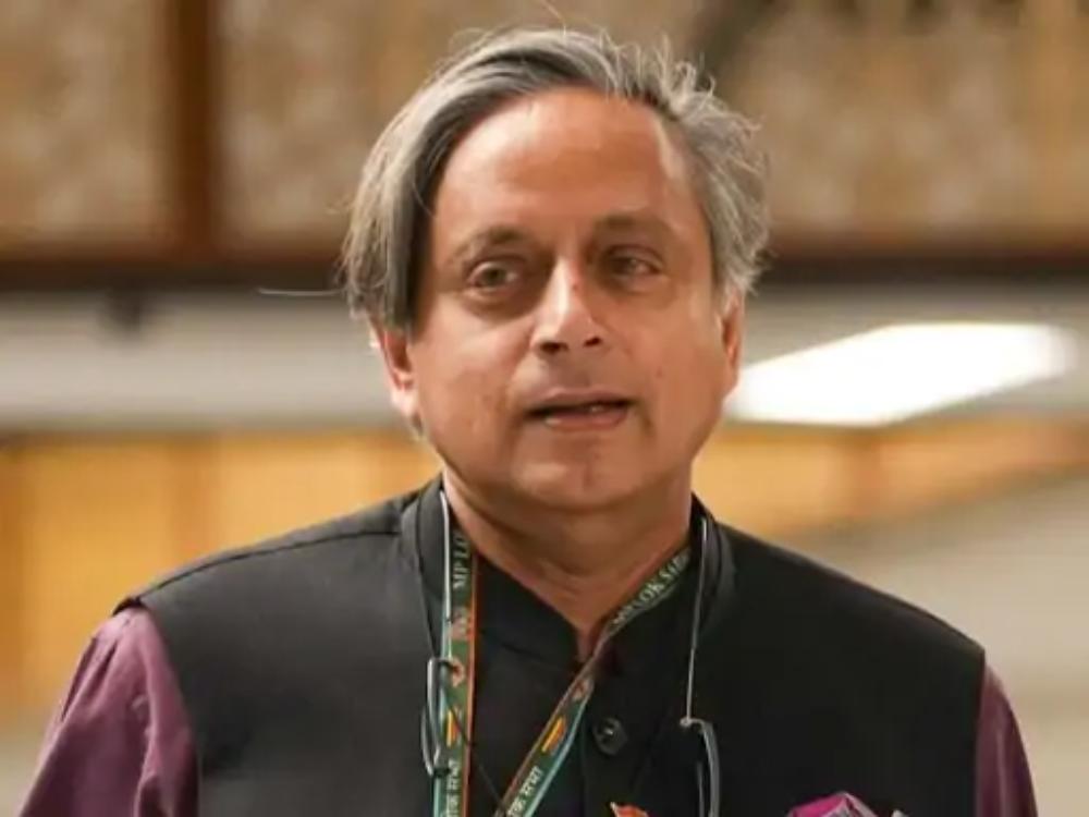 अवैध प्रवासियों पर सरकार का एक्शन सही: थरूर