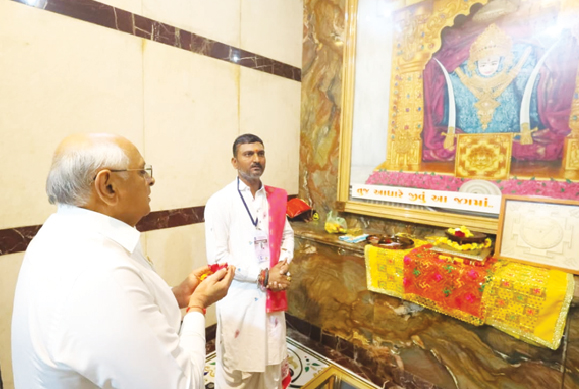 मुख्यमंत्री भूपेंद्र पटेल ने खंभलाय माताजी मंदिर में की पूजा-अर्चना