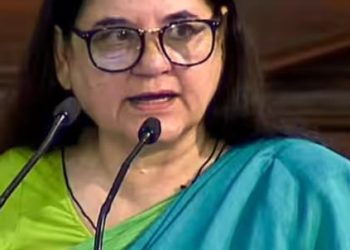 जो लोग पटाखे जलाते हैं वे देशद्रोही : मेनका गांधी 