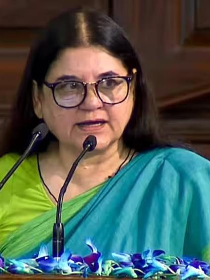 जो लोग पटाखे जलाते हैं वे देशद्रोही : मेनका गांधी