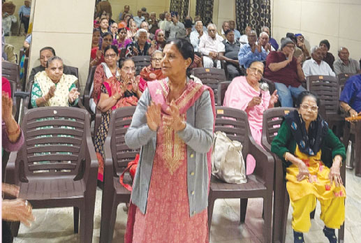 ‘ओम सत्कर्म सुंदरकांड’ ग्रुप-अहमदाबाद द्वारा आयोजित सुंदरकांड और भजन संध्या में मंत्रमुग्ध हुए वृद्धजन