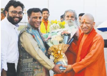 सूरत: यूपी के मुख्यमंत्री योगी आदित्यनाथ का सूरत हवाई अड्डे पर भव्य स्वागत