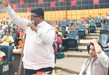 AMC बजट सत्र: वी एस अस्पताल की बदहाली को लेकर सत्ताधारी पक्ष पर पार्षद इकबाल शेख ने  लगाए गंभीर आरोप, बजट सत्र से किया वॉकआउट