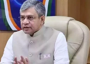 केंद्रीय मंत्री अश्विनी वैष्णव ने अधिकारियों को ट्रैक रखरखाव प्रक्रियाओं में सुधार के निर्देश दिए