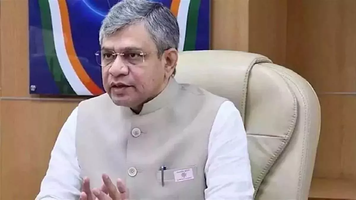 केंद्रीय मंत्री अश्विनी वैष्णव ने अधिकारियों को ट्रैक रखरखाव प्रक्रियाओं में सुधार के निर्देश दिए