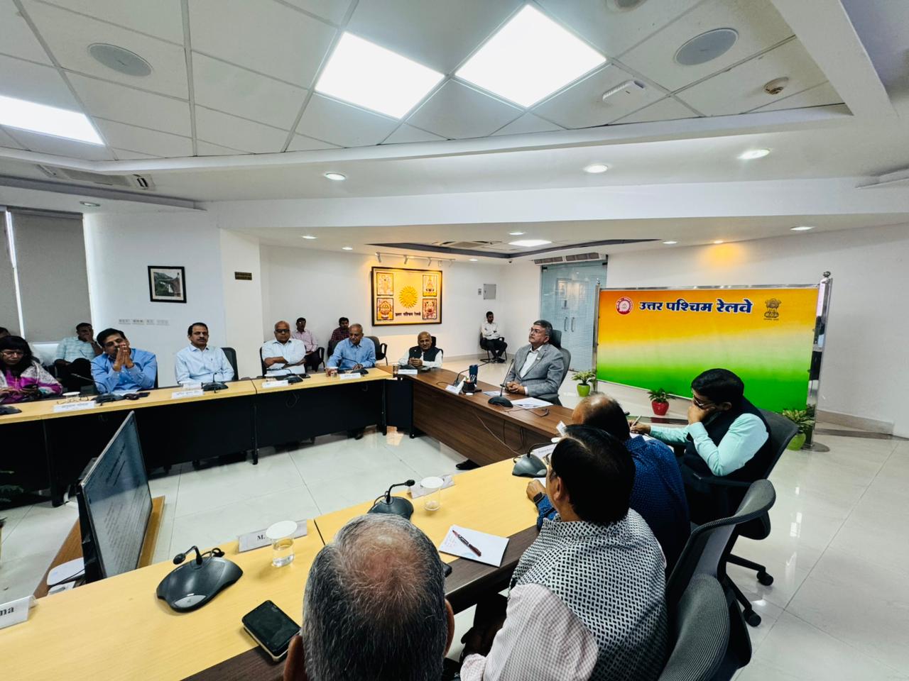 उत्तर पश्चिम रेलवे मुख्यालय पर प्रधानमंत्री कार्यालय द्वारा पारित सेवा संकल्प पर बैठक का आयोजन