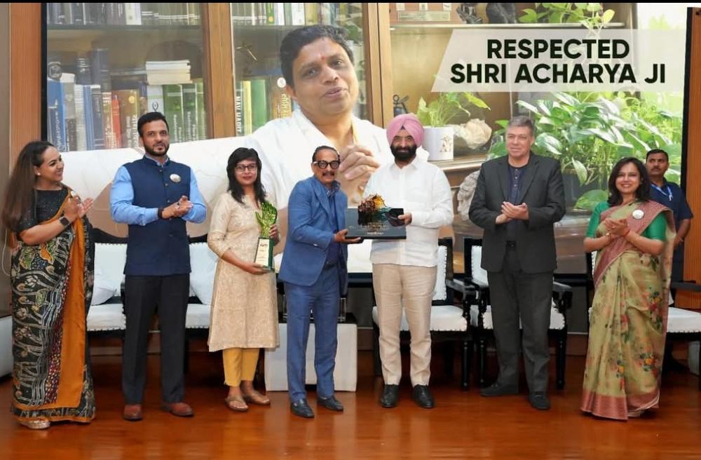 विश्व मंच पर आयुर्वेद की गूंज : आचार्य बालकृष्ण को मिला ‘विश्व आयुर्वेद रत्न’ सम्मान